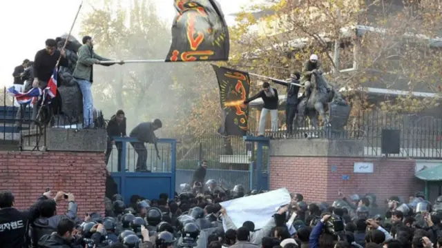 2011 میں ایرانی مظاہرین نے برطانوی سفارتخانے ہر حملہ کیا تھا