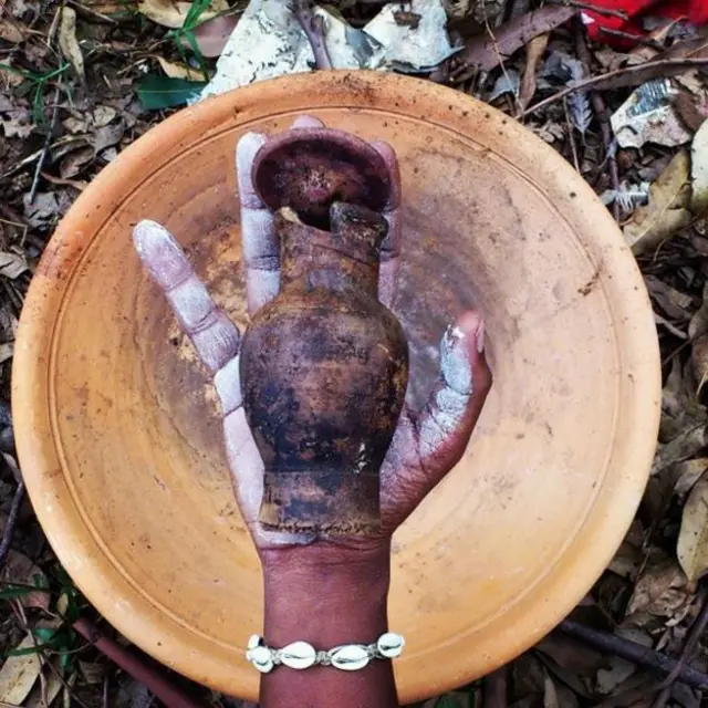 Fotografìa de una mano del artista brasileño Moisés Patricio