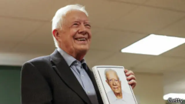 jimmy carter en el momento de publicar sus memorias