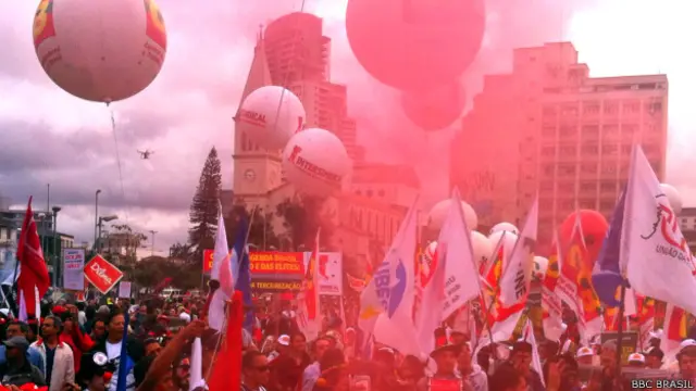 Protesto contra impeachment (Foto: BBC Brasil)