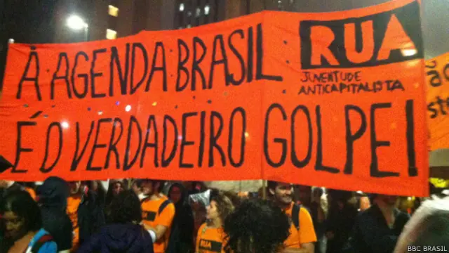 Manifestantes pro Rousseff y contra la agenda que negocia el gobierno con el Senado, que llaman de "golpe".