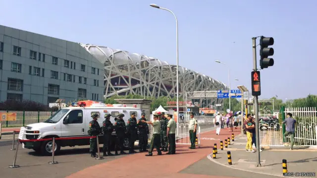 BBC中文网记者从北京报道说，距离北京田径世界锦标赛开幕还有不到两天，“抗日战争胜利70週年”阅兵亦将在9月初到来，“鸟巢”国家体育场和天安门广场已进入重重安保的状态。‪
