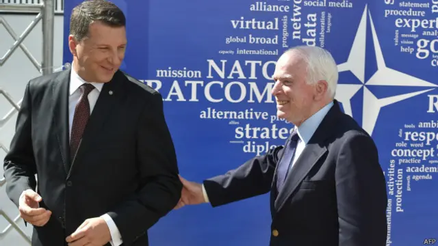 На открытие центра прибыл сенатор Конгресса США Джон Маккейн (справа)