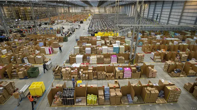 Робітники складу в Пітерборо готуються до "кібер ранку" – найбільш напруженого дня онлайн-шопінгу на рік