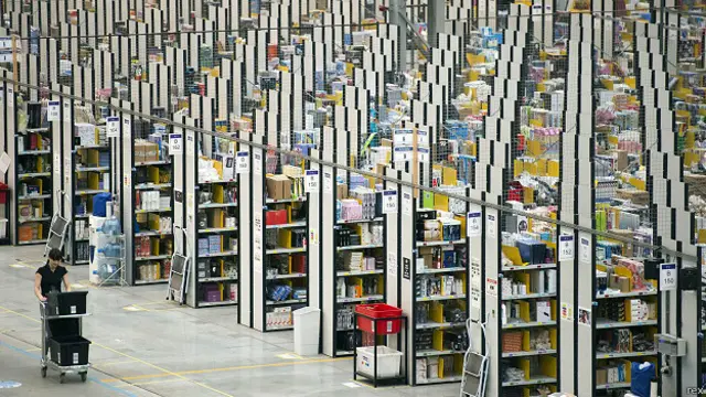 Товари на стелажах не розташовані за категоріями, здається, їх розміщують у довільному порядку