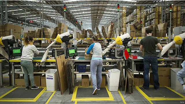 Збирачі на складі в Пітерборо. Вони рухаються між стелажами майже беззвучно