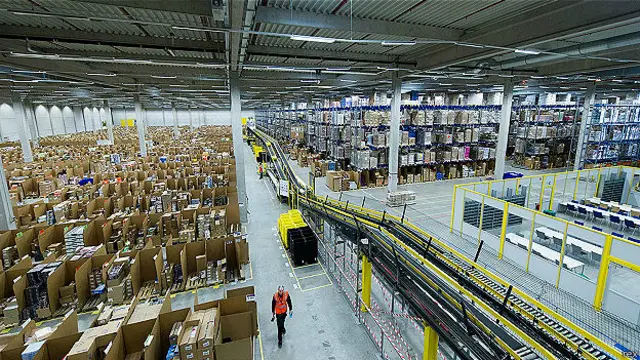 Робітники складу збирають щоденно більше 1000 товарів 