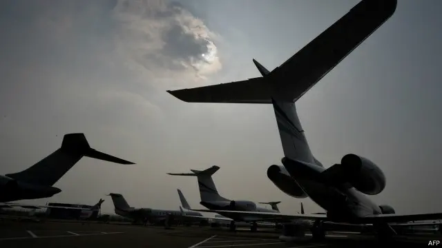 Petrossov, yang berkedudukan di Fort Lauderdale, Florida, Amerika Serikat, meluncurkan JetSmarter, suatu aplikasi di mana orang-orang dapat memesan pesawat jet pribadi secara langsung di seluruh dunia.