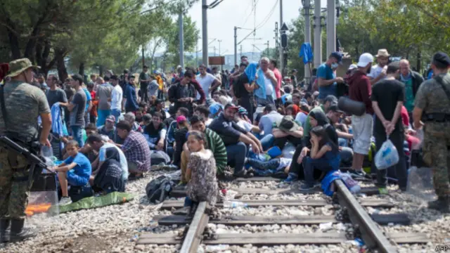 Мігранти намагаються потрапити до поїздів, що перетинають греко-македонський кордон і рухаються на північ