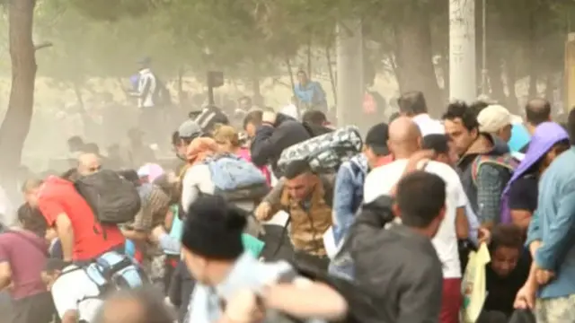 پلیس مقدونیه برای متفرق کردن مهاجران از گاز اشک آور استفاده کرد