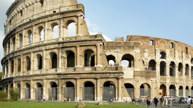Este anfiteatro que data de la época del Imperio romano está considerado como una de las nuevas Siete Maravillas del Mundo Moderno. Se construyó en el siglo I y está en medio de la ciudad de Roma. 