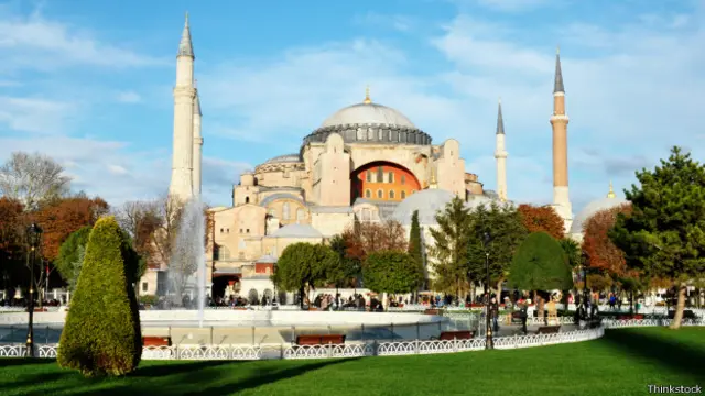 Antiguamente este edificio en Estambul fue una basílica patriarcal ortodoxa, luego fue una mezquita y en la actualidad es un museo. Es reconocida por su gigantesca cúpula y, hasta que se completó la Catedral de Sevilla, en 1520, fue la catedral más grande del mundo. 