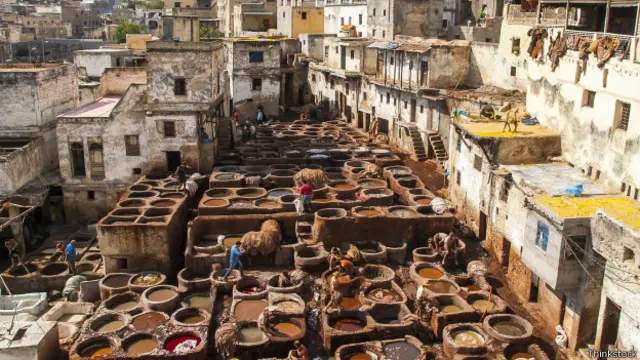 Esta gigantesca medina (la más grande de Fez y del mundo) es un intrincado laberinto repleto de tiendas y talleres. Aún conserva sus estructuras medievales y, sin un guía, es muy fácil perderse entre sus callejuelas. 