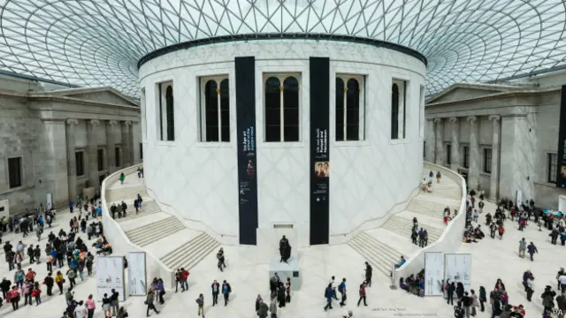 Uno de los imperdibles si el plan es visitar los mejores museos de Londres. Allí se exhiben momias, esculturas, armaduras, frisos… La colección alberga más de siete millones de objetos del mundo entero. Tantos, que muchos están almacenados por falta de espacio para exhibirlos. 