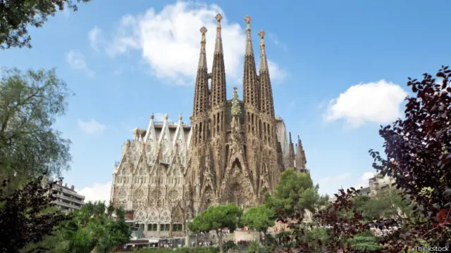 Diseñada por Antonio Gaudí, esta basílica católica comenzó a construirse en 1882 y aún no está terminada. Es uno de los monumentos más visitados de España. 
