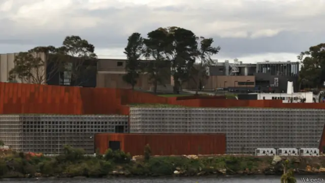Este museo, en Tasmania, se inauguró en enero de 2011. Es el museo privado más grande de Australia. No tiene ventanas y el ambiente es deliberadamente inquietante y ominoso. 