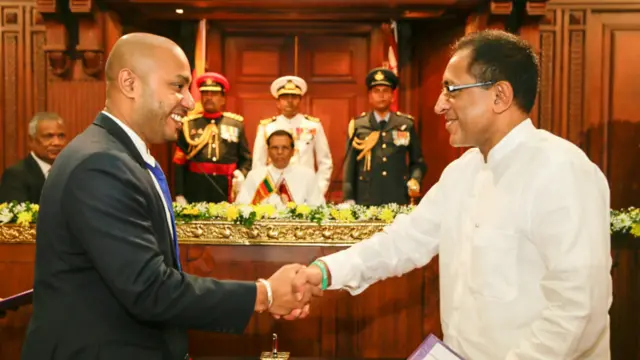 නව සම්මුතිවාදී ආණ්ඩුව පෙරට ගෙනයාමේ අධිෂ්ඨානය. එජාප මහ ලේකම් කබීර් හෂීම් සහ ශ්රීලනිප වැඩ බලන මහ ලේකම් දුමින්ද දිසානායක.