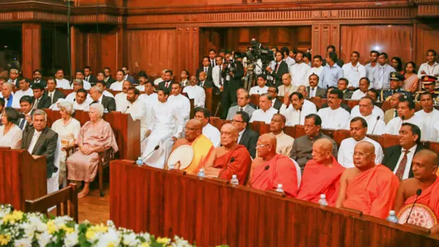 දිව්රුම් දීමේ උත්සවයට සහභාගී වූ මහා සංඝරත්නය සහ විශේෂ ආරාධිතයන්ගෙන් කොටසක්.