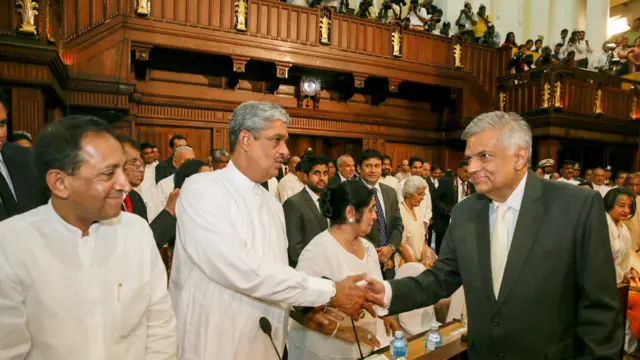 අගමැති රනිල් වික්රමසිංහ ෆීල්ඩ් මාර්ෂල් සරත් ෆොන්සේකා සහ එජාප මහලේකම් කබීර් හෂීම්.