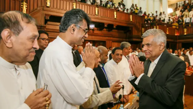 අගමැති සටනේදී සහාය දුන් තවත් ප්රමුඛයන් දෙදෙනෙක්. එජාප නායකයකු වන කරු ජයසූරිය සහ ජාතික හෙළ උරුමය නායක පාඨලී චම්පික රණවක.