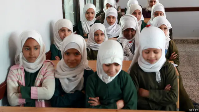 Məktəb forması, hicab