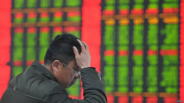 Hombre frente a indicador de numeros