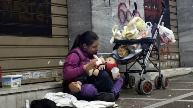 Madre con un niño en la calle
