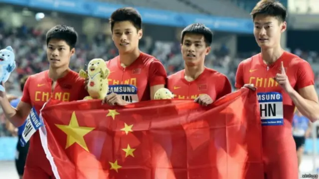 2014仁川亚运会田径男子4X100米接力决赛中，中国队以37秒99的成绩打破亚洲纪录并夺得冠军（左起）苏炳添、谢震业、陈时伟和张培萌