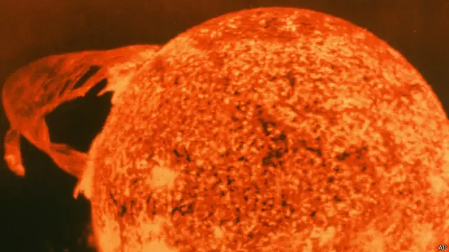 Otro factor a tomar en cuenta son las erupciones solares, que liberan partículas cargadas y rayos X. 
