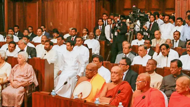 රාජිත සේනාරත්න අමාත්යවරයාගේ දෙටු පුත් චතුර සේනාරත්නද (දෙවැනි පෙළ වමේ) ගම්පහ දිස්ත්රික්කයෙන් පාර්ලිමේන්තුවට තේරී පත් වී සිටියි