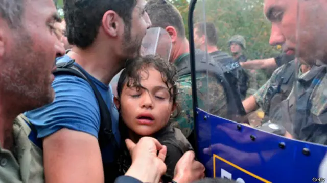 马其顿防暴警察阻挡大批试图从希腊入境马其顿的移民