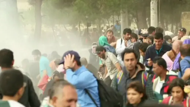 استخدمت الشرطة قنابل الغاز والهراوات لتفريق اللاجئين