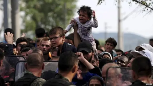 سکیورٹی فوسرز کی جانب سے لاٹھی چار کے نتیجے میں 10تارکینِ وطن زخمی ہوئے