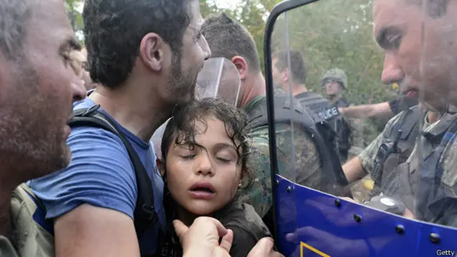 پلیس مقدونیه دیروز هم با باتوم و گاز اشک آور جلوی پناهجویان را گرفت