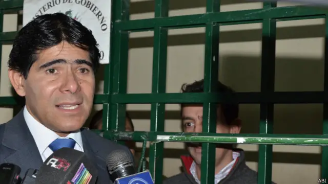 El viceministro de Gobierno, Jorge Pérez, presentó a la prensa al detenido.