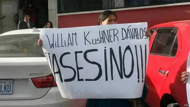 Un grupo de mujeres se concentró frente a la clínica donde finalmente falleció la víctima.