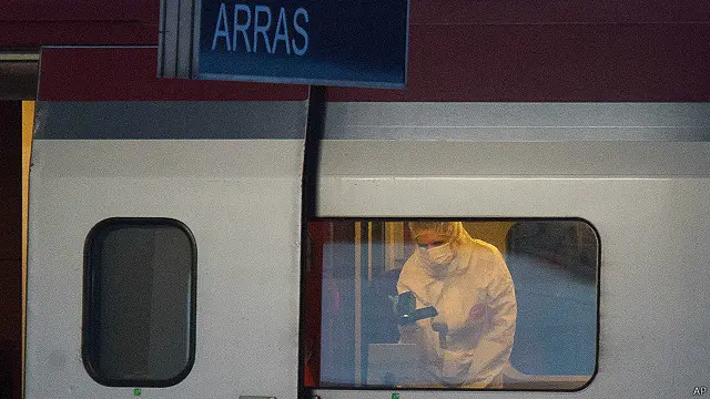 Tersangka langsung ditahan aparat Prancis begitu kereta sampai di stasiun Kota Arras, Prancis utara.