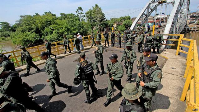 Maduro declaró 60 días de estado de emergencia en cinco municipios fronterizos y desplegó un contingente de 1.500 soldados a la zona fronteriza.