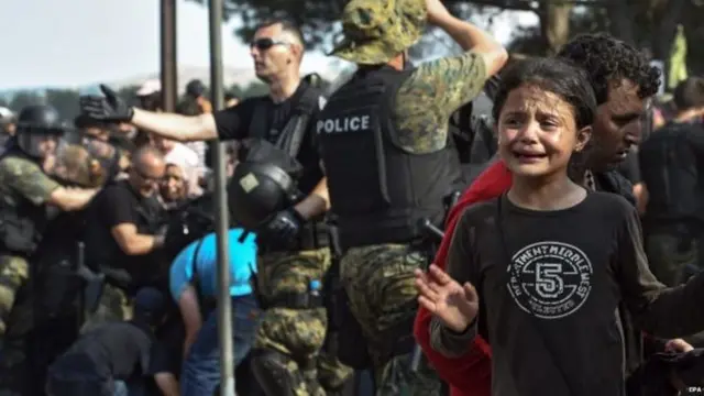 بسیاری از مهاجران و پناهجویان، از جمله کودکان، دیشب را در فضای باز گذراندند