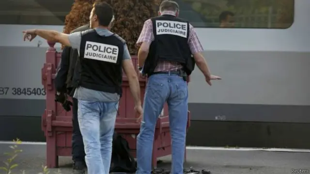 واقعے کے بعد سوشل میڈیا پر تصاویر بھی جاری کی گئی ہیں۔ ایک تصویر میں زخمی شخص ٹرین کے فرش پر پڑا ہے۔