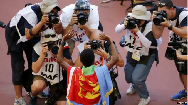 史上最年轻的马拉松冠军立刻成为摄影师追逐的选手。