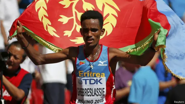 格赫布雷斯拉塞率先跑入“鸟巢”完成赛事的时间是2小时12分28秒