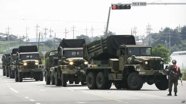 Kendaraan lapis baja militer Korsel disiagakan dekat perbatasan.