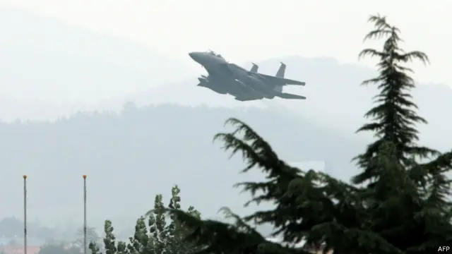 韩美空军8架战机当天在半岛上空针对朝鲜进行了“示威飞行”。