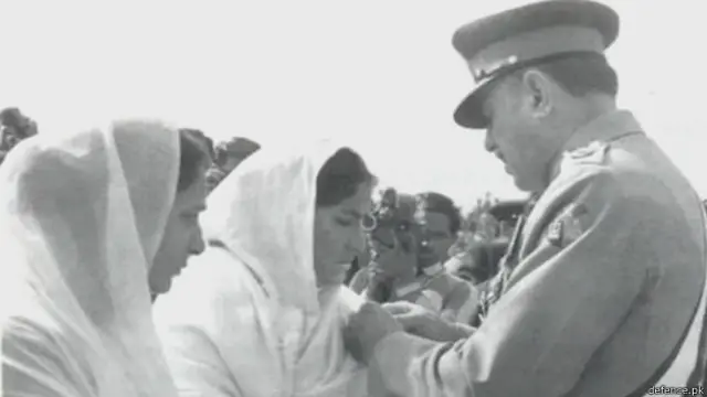 1965 युद्ध में असाधारण वीरता दिखाने वाले पाकिस्तानी मेजर अज़ीज़ भट्टी की पत्नी को मरणोपरांत निशान-ए-हैदर देते हुए अयूब ख़ान.