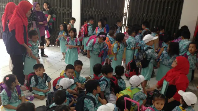 Bahasa yang digunakan orang tua untuk berkomunikasi dengan anak sehari-hari berkontribusi pada kemampuan anak dalam berpikir abstrak.