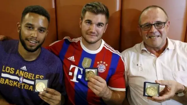 د وسله وال کس يوه کابو کوونکي ويلي له بريد کوونکي سره کلاشينکوف او يوه اتومات تومانچه وه