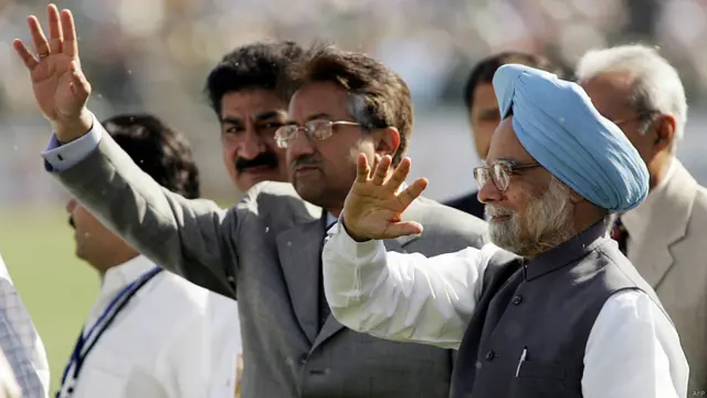 پاکستان کے صدر پرویز مشرف اپریل 2005 میں بھارت گئے اور وزیراعظم منموہن سنگھ سے ملاقات کی جس کے بعد جاری ہونے والے مشترکہ اعلامیے میں امن عمل کو ناقابلِ واپسی قرار دیتے ہوئے کشمیر کے دونوں حصوں میں ٹرانسپورٹ روابط بڑھانے کا اعلان کیا گیا۔