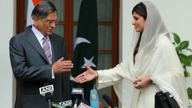 جولائی 2011 میں پاکستان اور بھارت کے درمیان تمام تصفیہ طلب مسائل پر وزارتی سطح کے مذاکرات کے سلسلے میں دونوں ملکوں کے خارجہ سیکرٹریوں نے نئی دہلی میں ملاقات کی ہے۔ پاکستان کی وزیر خارجہ حنا ربانی کھر نے اپنے بھارتی ہم منصب ایس ایم کرشنا سے ملاقات میں باہمی مذاکرات کے دوبارہ آغاز کے بعد اب تک ہونے والی پیش رفت کا جائزہ لیا۔