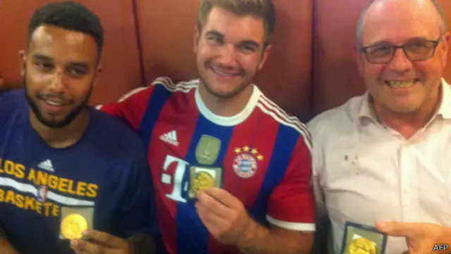 （左起）萨德勒、斯卡拉托斯、诺曼获得奖章